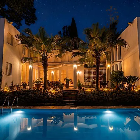 Magnificent 5-bedroom Villa *